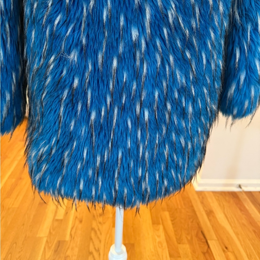 A faux fur coat, that’s both “Hot and Cool!” - Picture 8 of 11